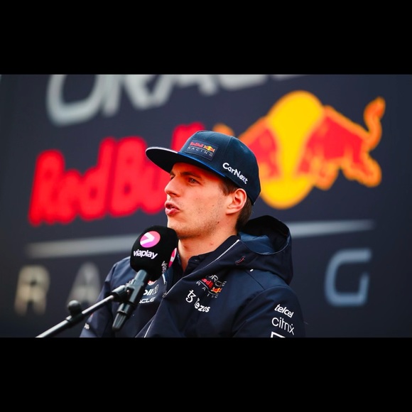 ❌SOLD❌ Formula 1 Red Bull Racing Rain Jacket - Picture 3 of 5